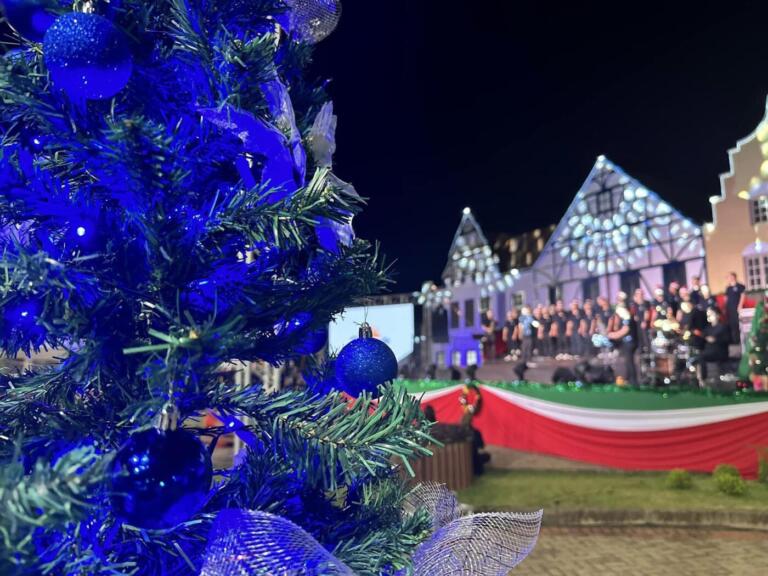 Programação natalina desta quarta-feira terá apresentação de clássicos do sertanejo por banda marcial