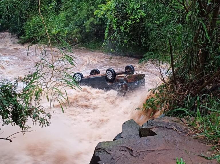 Carro é arrastado e cai de cachoeira no Rio Marreco em Toledo