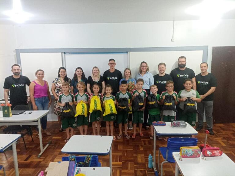 Conselho de Cooperativas da Acimacar promove ação de Natal em escolas do interior