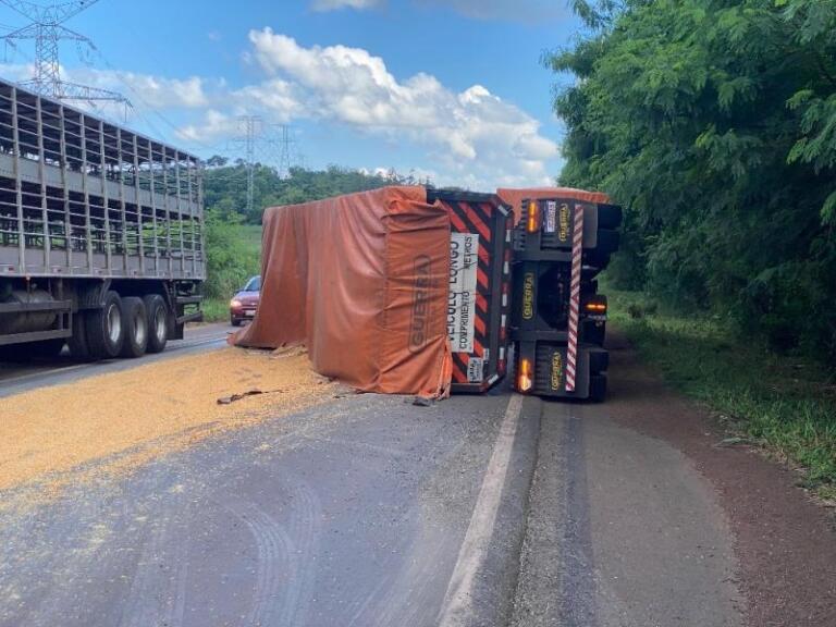 Acidente com carreta bloqueia parcialmente a BR-163 em Mercedes