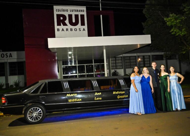 Formandos do Colégio Rui Barbosa passeiam de limusine por Marechal Rondon