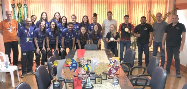 Campeões de voleibol e de jiu-jitsu são recepcionados pelo prefeito rondonense