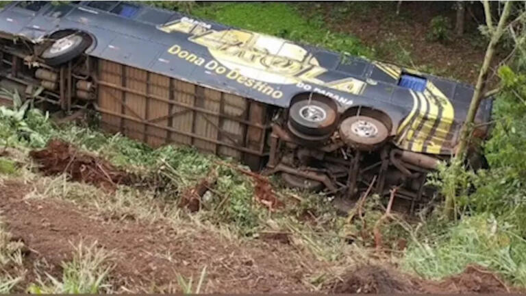 Ônibus da banda Pérola do Paraná cai em barranco na PR 280