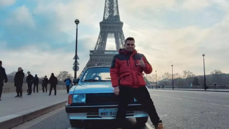 Chevette com placas de Belo Horizonte é visto passeando em Paris