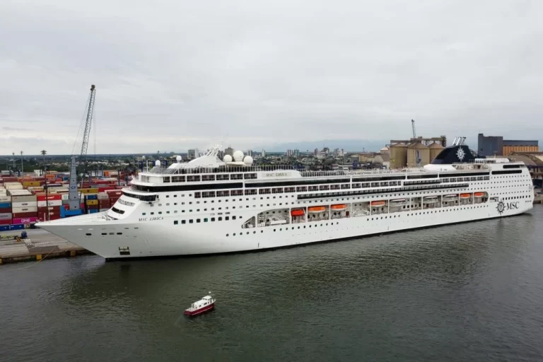 Navio de cruzeiro aporta pela primeira vez no Paraná para embarcar passageiros; foram 299 nesta primeira escala