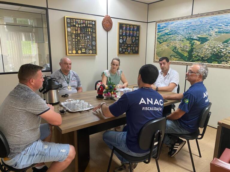 Retomada das operações de pouso no aeroporto municipal é tema de reunião entre ANAC e Mobilidade