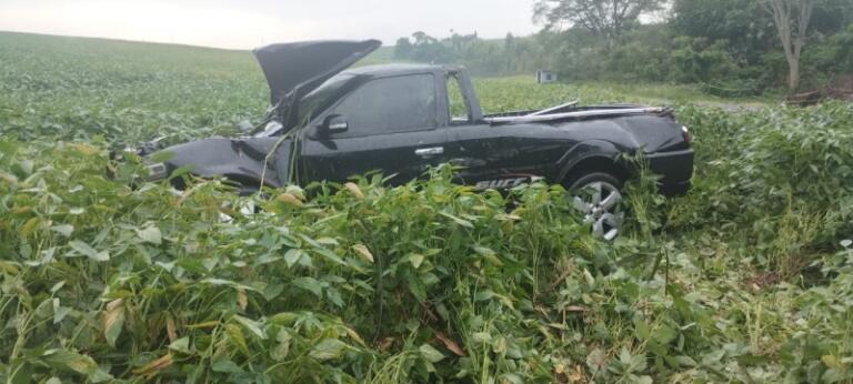 Saveiro capota em curva entre Mercedes e Três Irmãs e jovem fica ferido