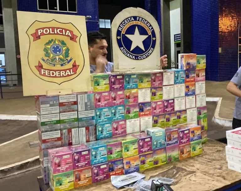 Mulher ‘usa’ crianças com deficiência para despistar abordagem, mas é flagrada com mais de mil cigarros eletrônicos e acaba presa