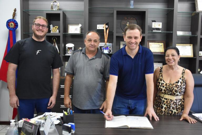 Vice-prefeito de Quatro Pontes assume o comando do paço municipal