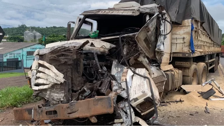 Acidente entre carretas deixa motorista ferido na BR-163