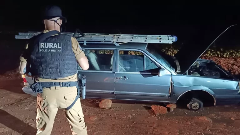Carro “depenado” é localizado pela Polícia Militar em estrada rural