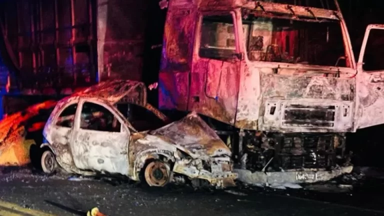 Idoso morre carbonizado em acidente entre carro e carreta na BR-163