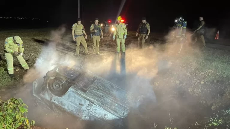 Carro capota e pega fogo em Palotina; motorista não é encontrado