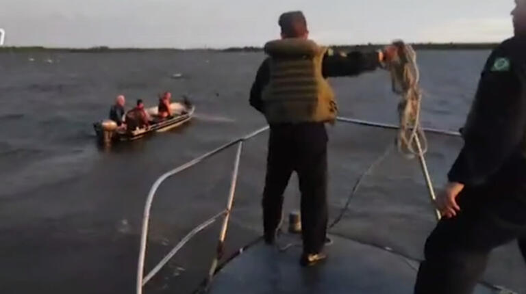 Quatro tripulantes à deriva são resgatados pela Marinha no Lago de Itaipu