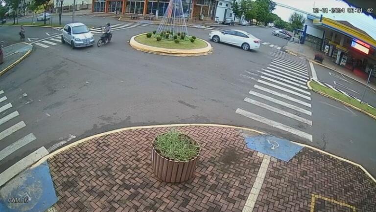 Câmera de segurança flagra mais um acidente em rotatória rondonense; confira