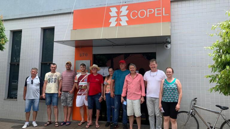 Moradores da Linha Schmidt vão à agência da Copel cobrar melhorias diante das constantes quedas de energia