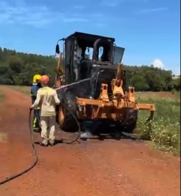Corpo de Bombeiros combate incêndio em patrola no interior de Marechal Rondon