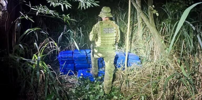 BPFron e PF apreendem quase uma tonelada de droga em Guaíra