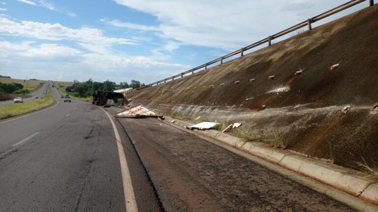 Caminhão tomba na BR-163 em Quatro Pontes; PRF deve interditar rodovia para destombar veículo