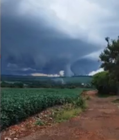 Morador registra passagem de nuvens em formato de funil no Paraná