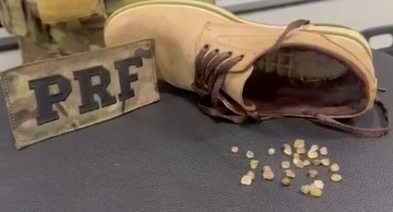 Pedras misteriosas são encontradas escondidas em sapato