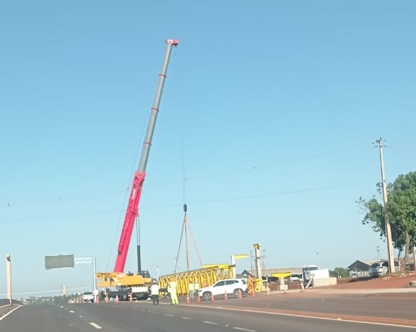 Passarela começa a ser instalada na BR-163