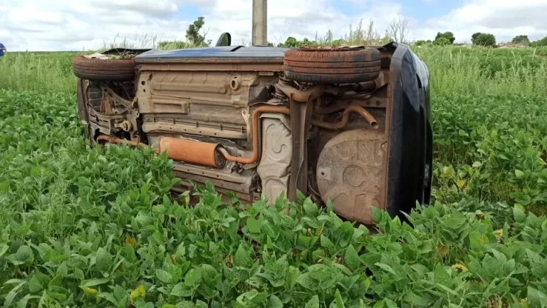 Carro capota na BR-163 em Toledo