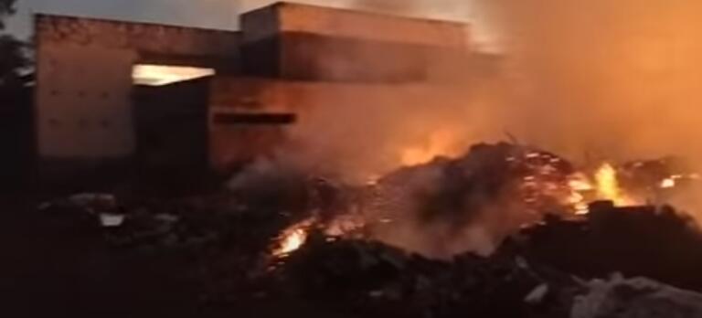 Corpo de Bombeiros é acionado para controlar incêndio em depósito de lixo em distrito de Santa Helena