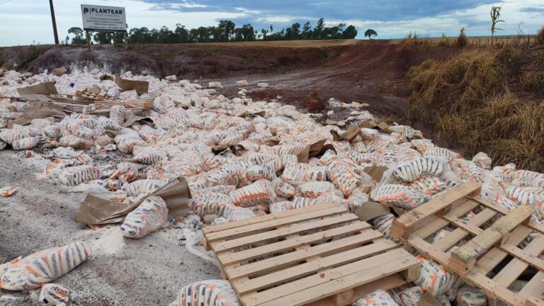 Carga com 31 toneladas de farinha fica espalhada na rodovia que liga Nova Santa Rosa a Maripá