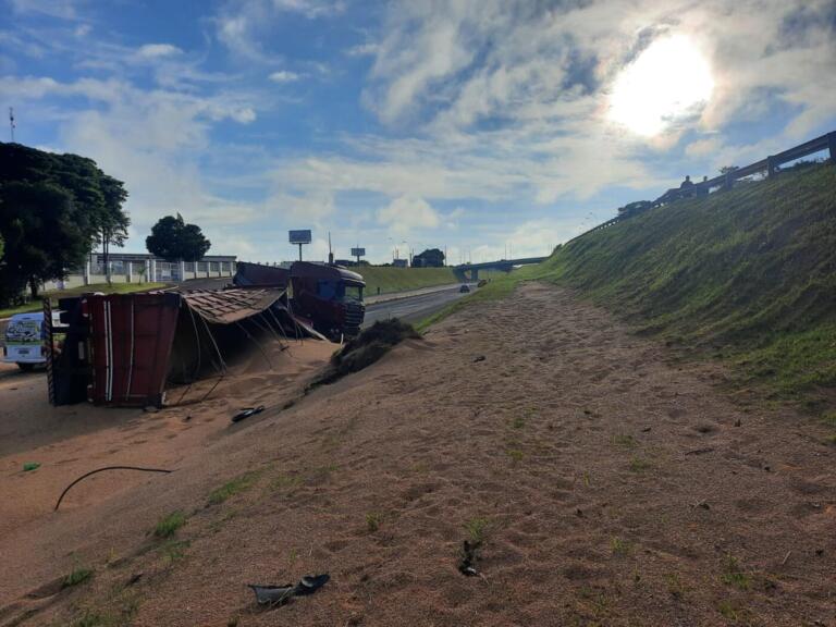 PRc 467 é parcialmente interditada após tombamento de carreta carregada com soja
