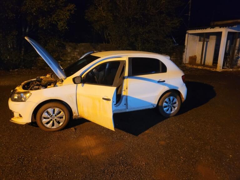 Ao avistar viatura, condutor de Gol foge e abandona carro no interior de Mercedes