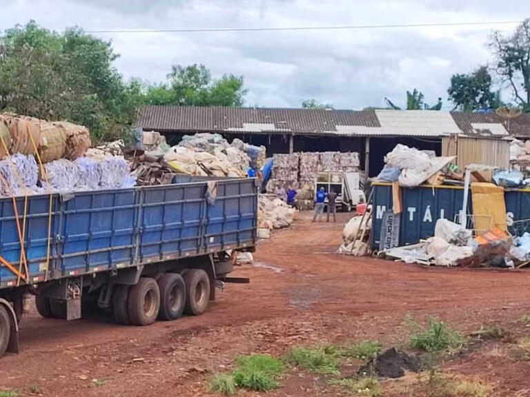 Idoso morre ao ser esmagado por fardo de 140 quilos de material reciclável em Toledo