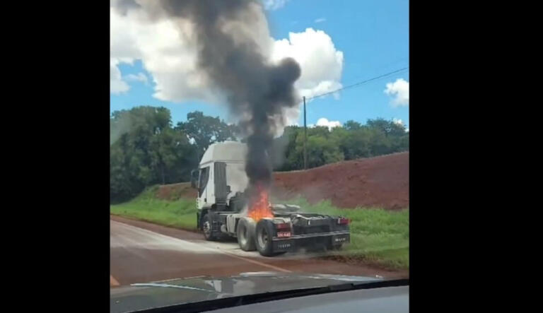 Incêndio em caminhão mobiliza bombeiros em Palotina