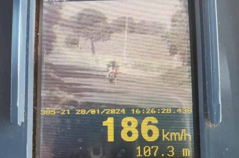 Polícia flagra moto de alta cilindrada a 186 km/h durante operação na PR-364