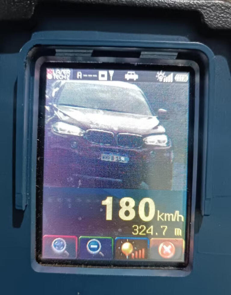 BMW é flagrada por radar a 180 km/h, mais que o dobro do permitido em rodovia no Paraná