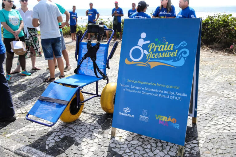 Cadeiras anfíbias estão disponíveis gratuitamente em praias de Santa Helena e Itaipulândia