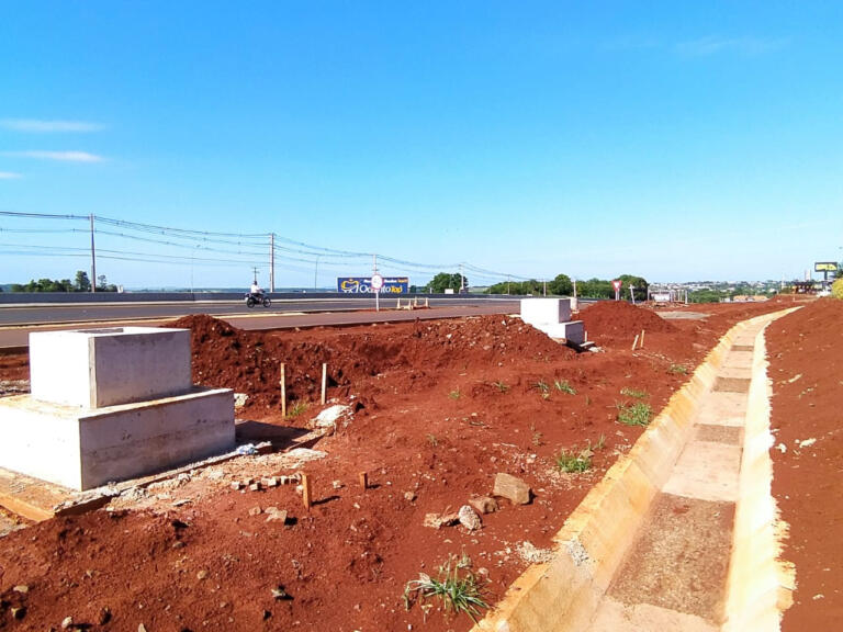 Passarela para pedestres é construída sobre a BR-163 próximo do acesso ao Bairro São Francisco