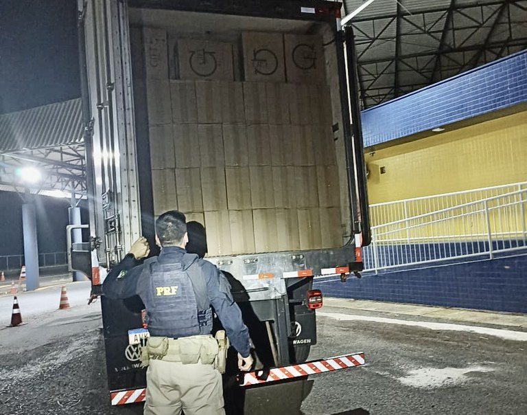 PRF apreende caminhão frigorífico lotado de cigarros em Guaíra