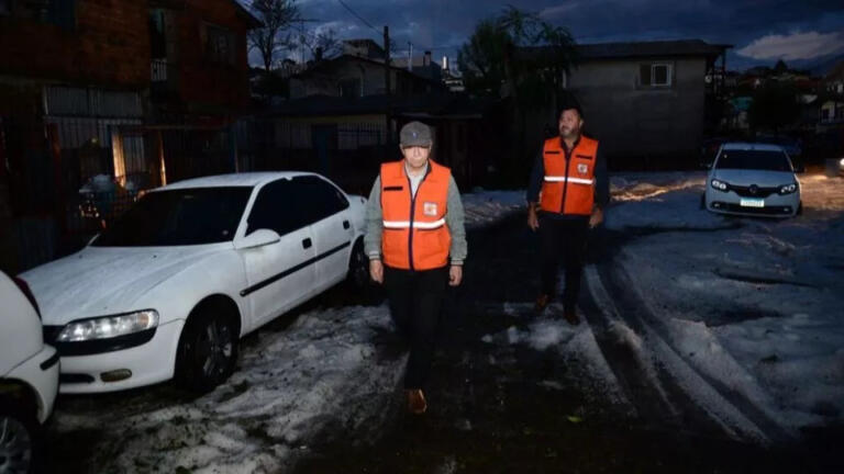 Chuva de granizo deixa ruas de Caxias do Sul cobertas de gelo