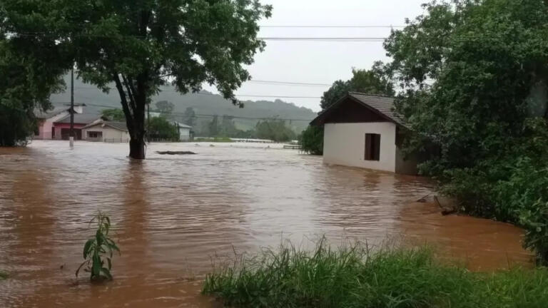 RS e SC entram em alerta para temporais a partir desta terça-feira