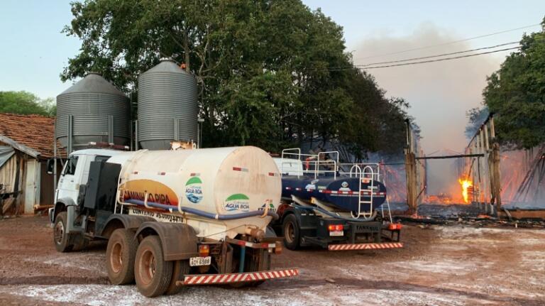 Incêndio de grandes proporções atinge aviário em Mercedes