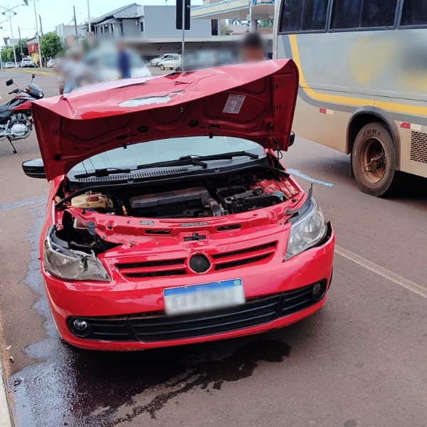 Colisão entre carro e ônibus prejudica trânsito no centro de Mercedes