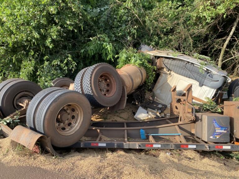 Carreta capota em curva perigosa da BR-163 entre Mercedes e Guaíra