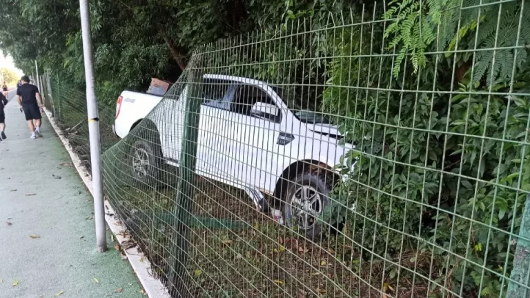 Motorista passa reto, invade calçada e atinge cerca de arame do Horto Florestal em Toledo