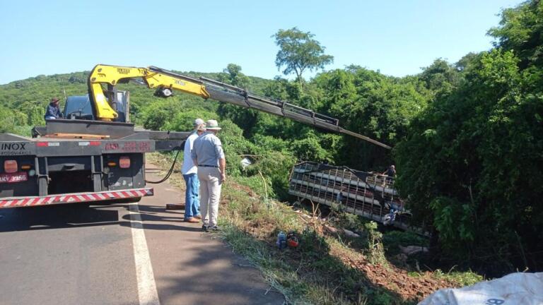 BR-163 é interditada para destombamento de carreta entre Mercedes e Guaíra