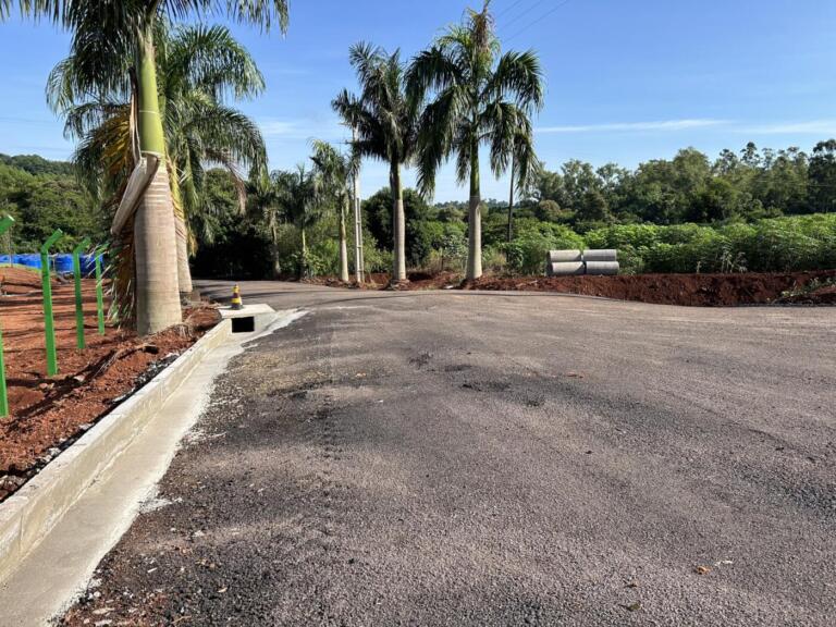 Comunidade da Gruta recebe melhorias na estrada com material fresado da BR-163