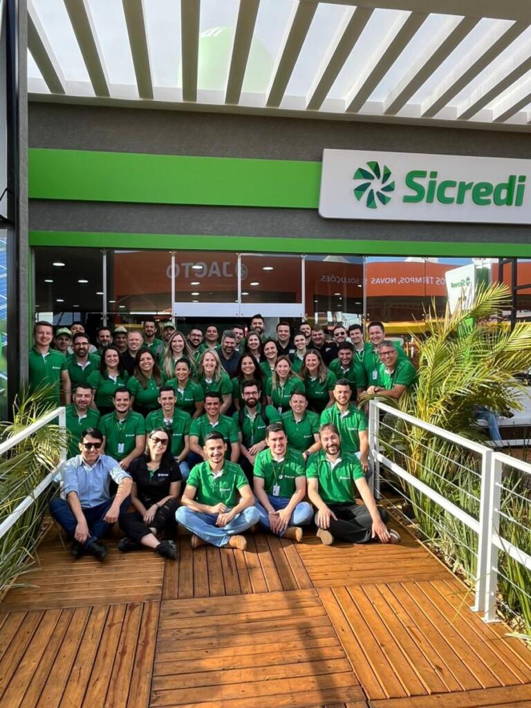 Associados da Sicredi Aliança PR/SP assinam contratos de financiamentos de máquinas e equipamentos no Show Rural