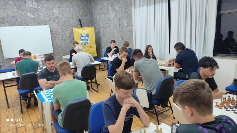 Copa Sesc Verão define vencedores do xadrez; futsal feminino já tem três semifinalistas