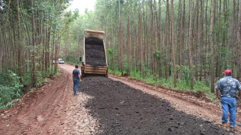 Trecho da estrada de acesso à linha Arara é fechado para colocação de fresa asfáltica sobre pedras irregulares