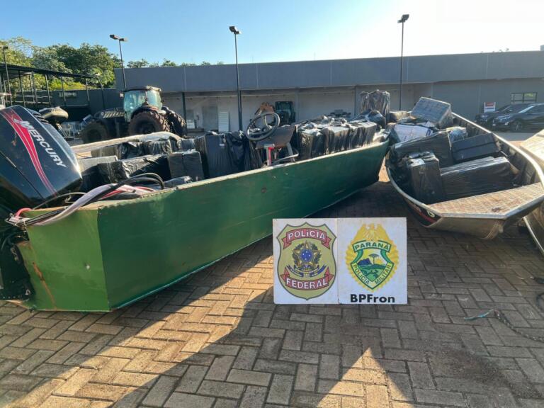 BPFron e PF apreendem espingarda e embarcações carregadas com contrabando em Mercedes